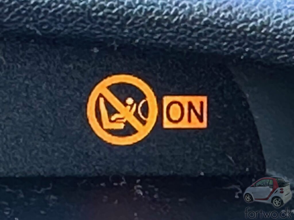 Citroen C1 airbag LED is not very informative.
But what does it say? Is it disabled on?