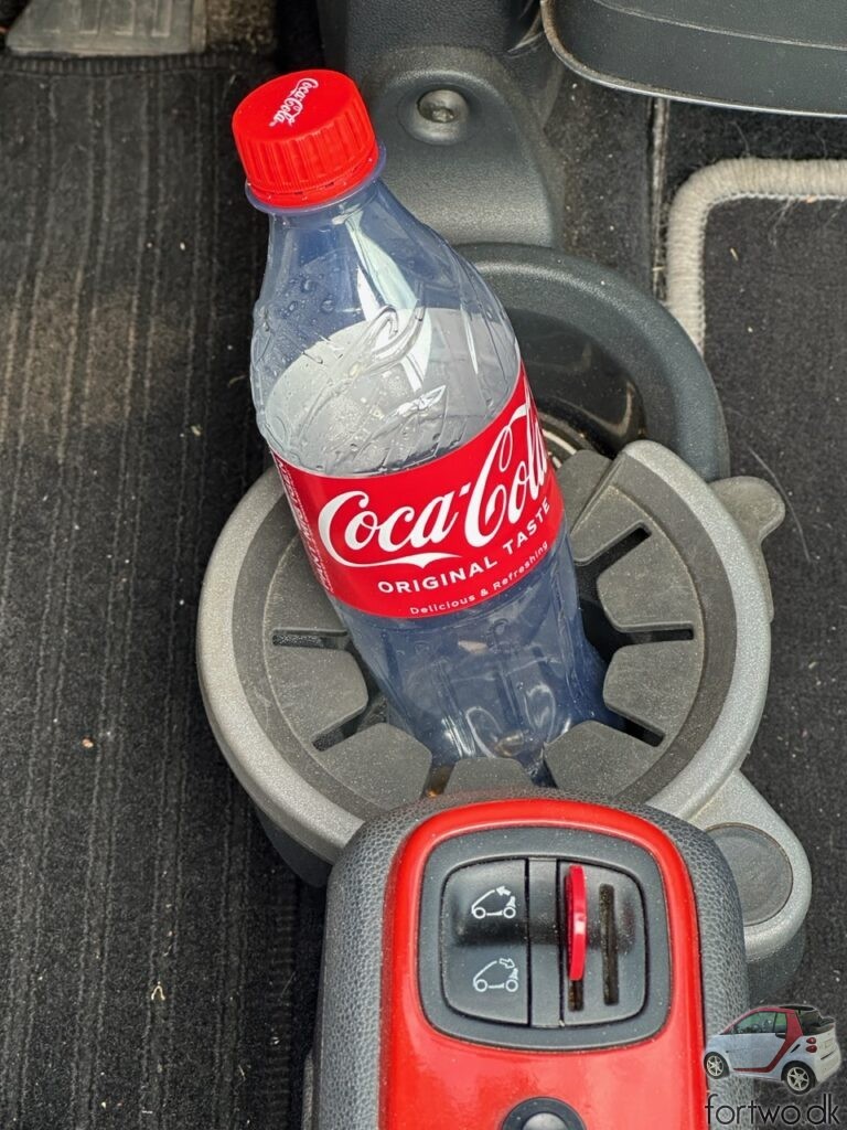 Original Smart Fortwo dual cupholder, with a 0,5 litre coca-cola bottle.