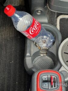 Original Smart Fortwo dual cupholder, with a 0,5 litre coca-cola bottle.