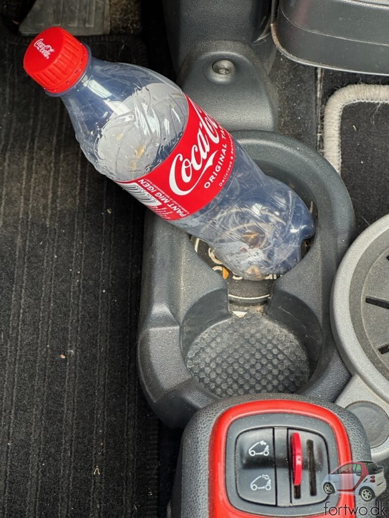 Original Smart Fortwo dual cupholder, with a 0,5 litre coca-cola bottle.