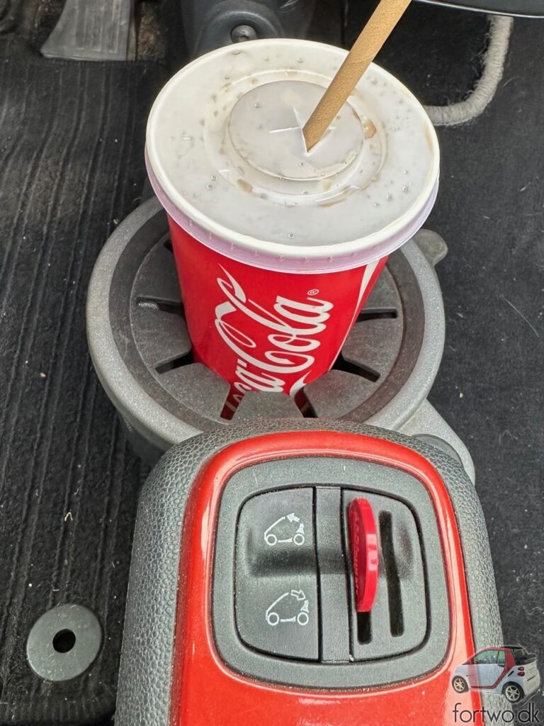 Original Smart Fortwo dual cupholder, with a 0,6 litre coca-cola cup