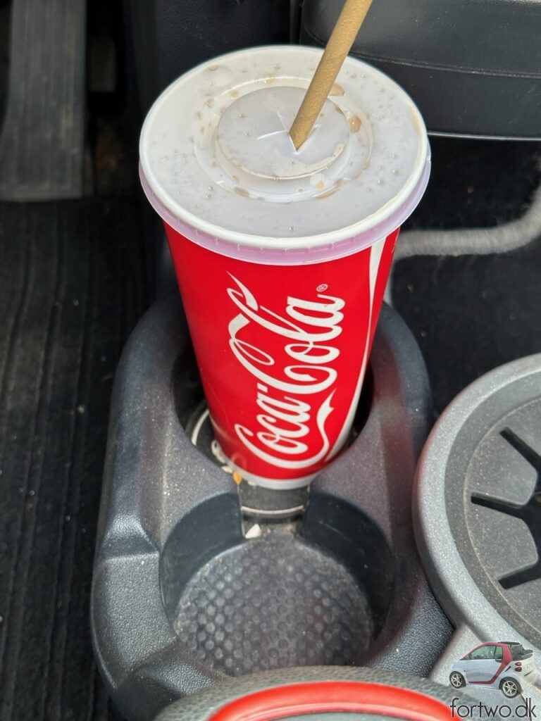 Original Smart Fortwo dual cupholder, with a 0,6 litre coca-cola cup