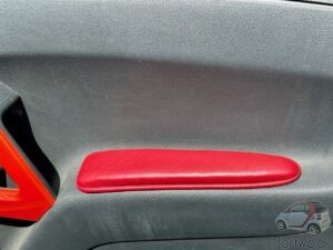 Bright red leather armrest for the Smart Fortwo Cabrio