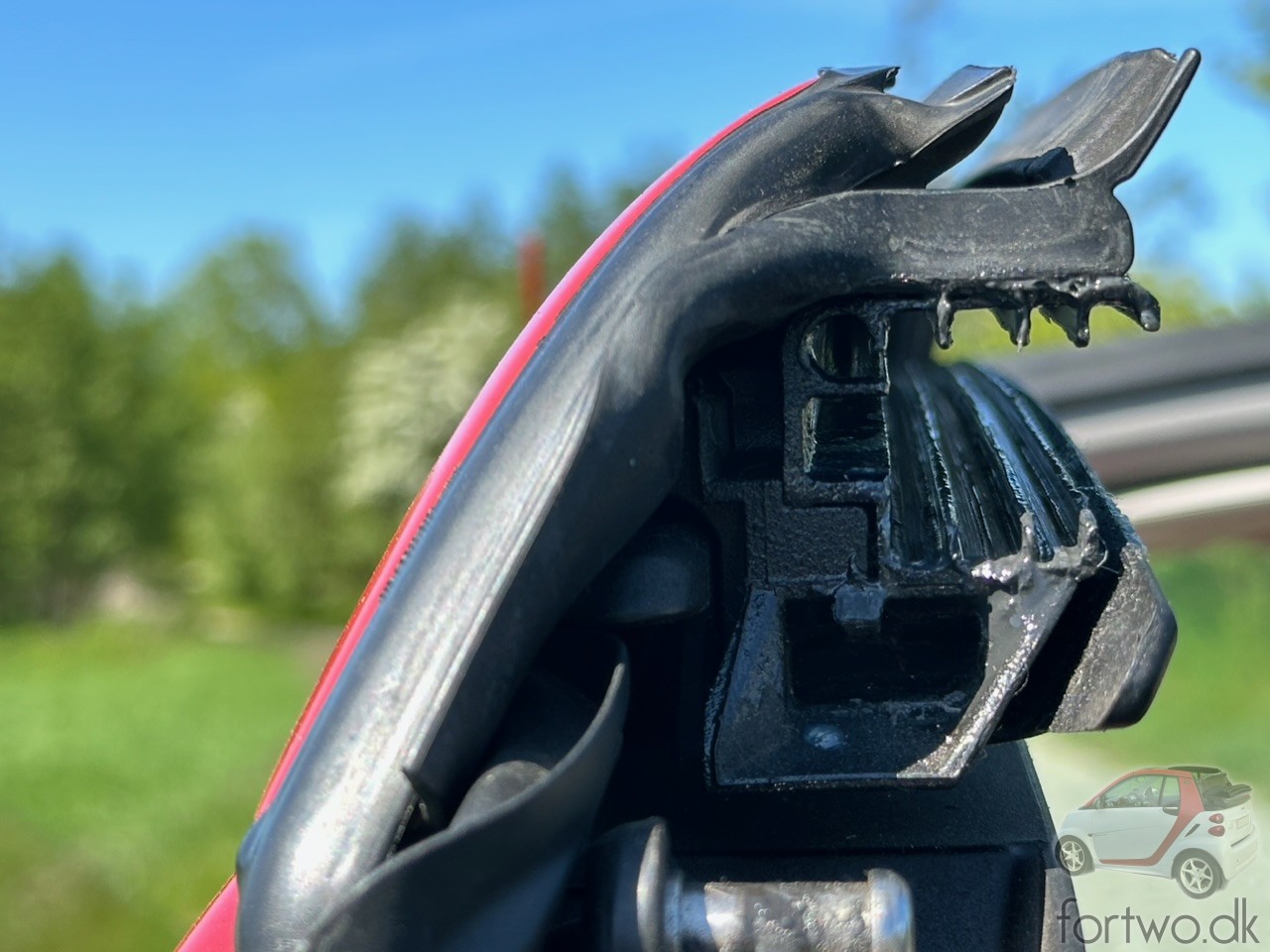 Two rubber lips keep out the water from entering the soft top. Underneath you can see the newly greased side rails.