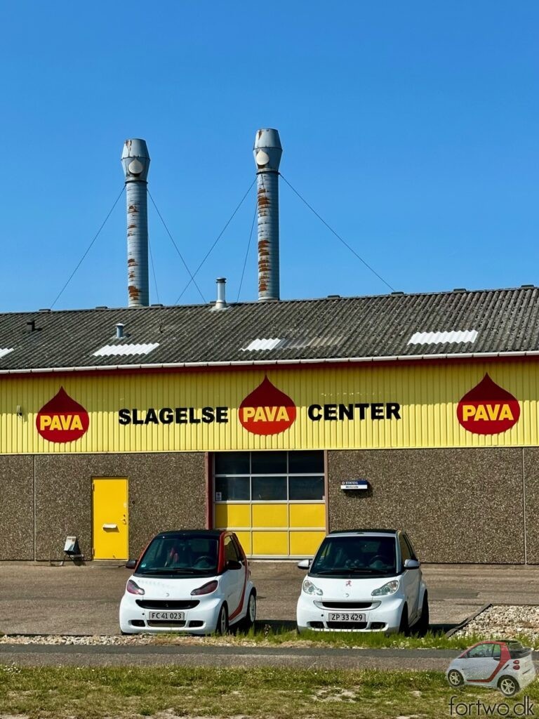 My Smart Fortwo hangs out with a new friend, in front of undersealing company, Slagelse Pava Center