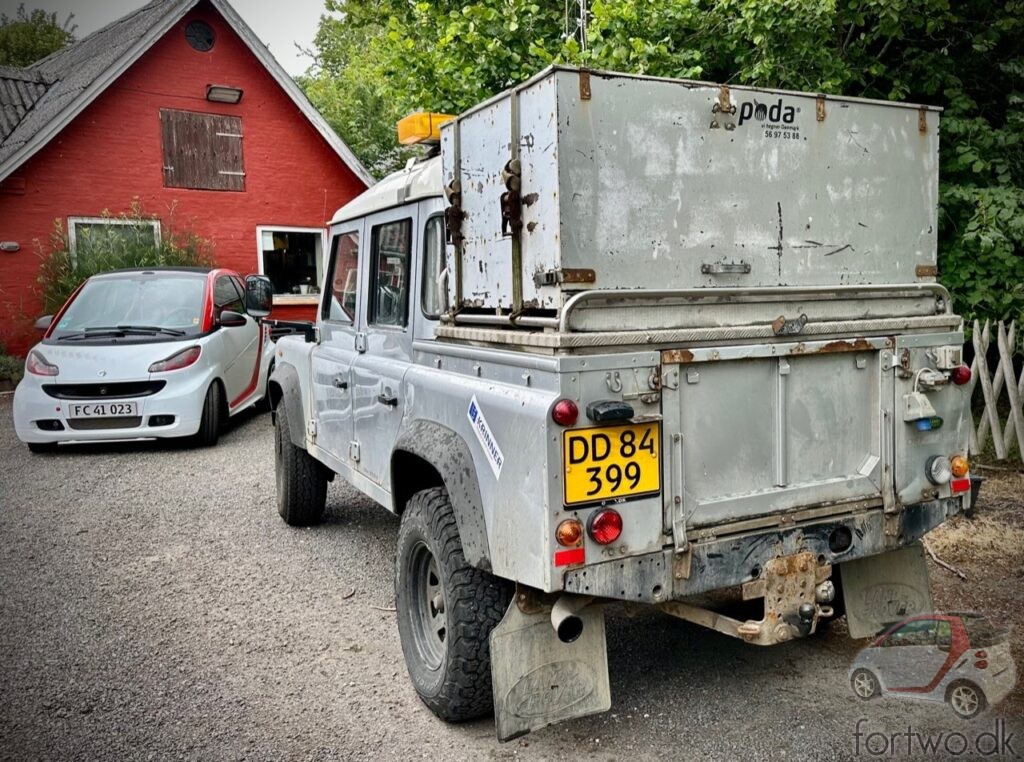 Two very different vehicles, both specialized to be best at what they were built for. Smart Fortwo and Land Rover Defender 110