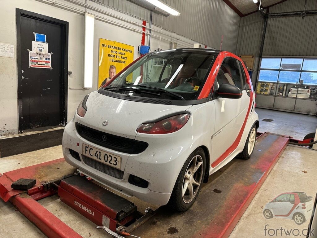 My Smart Fortwo Cabrio on the Vehicle Inspections lift - Pava Bilsyn Slagelse