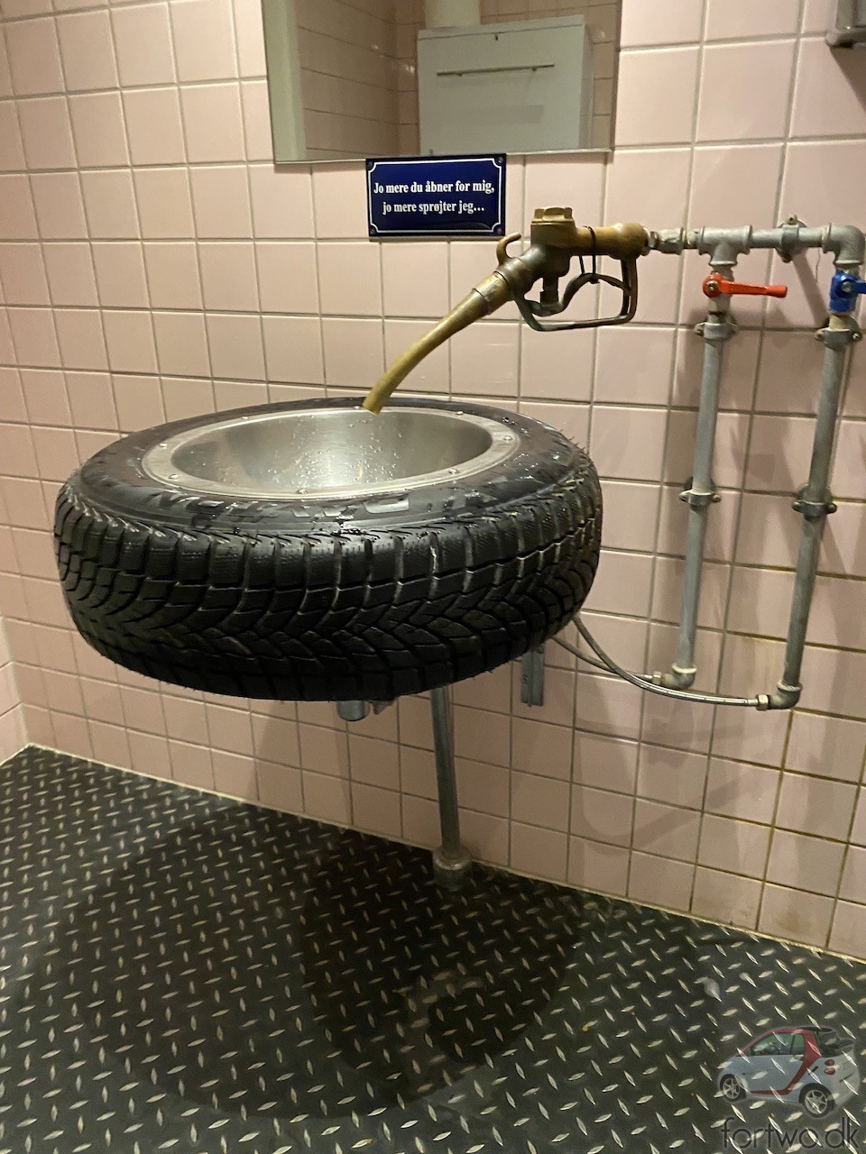 A bathroom any gearhead would love - Stacy's Diner, Køge