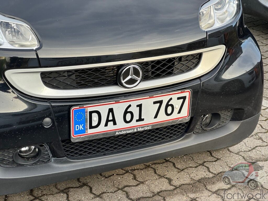 Smart Fortwo 451 with an illuminated Mercedes badge in its grill