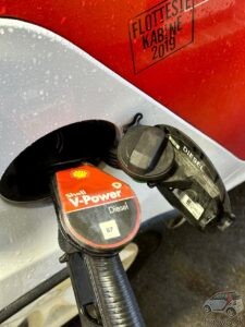 Filling up with Shell's V-Power Diesel, with the fuelcap in the fuel door's holder