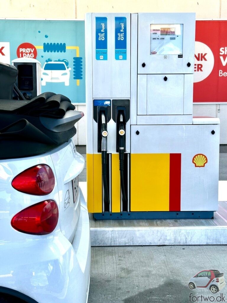 My Smart Fortwo Cabriolet at the Shell GTL Fuel pump