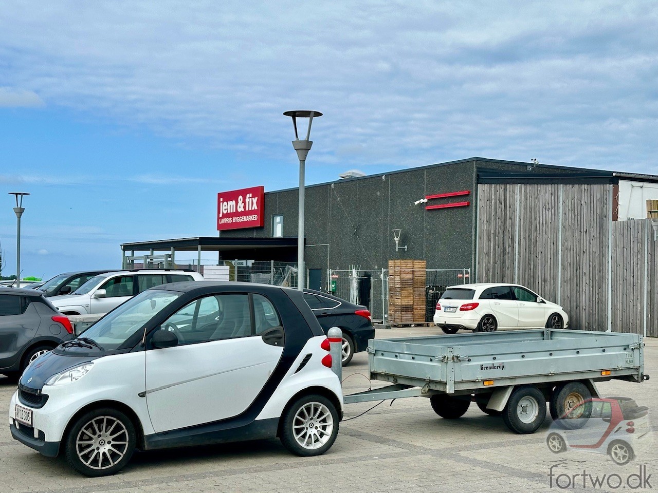 Nice Smart Fortwo and trailer combination, at the hardware store